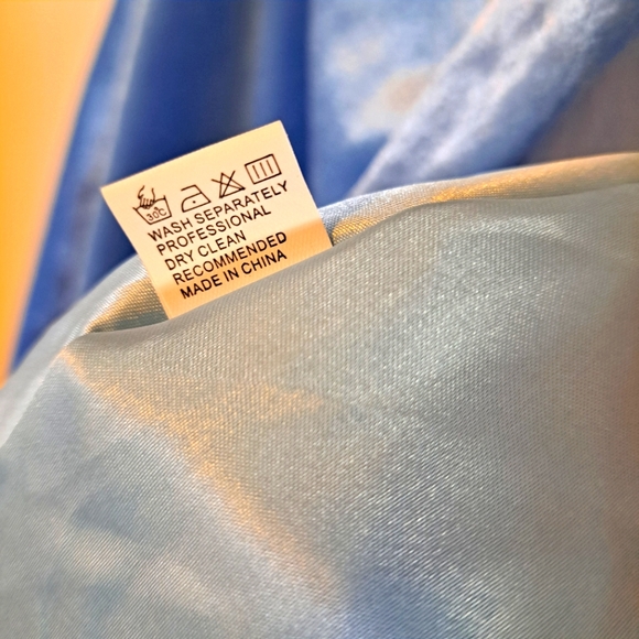 Gorgeous cape for imaginative play! - Picture 4 of 6